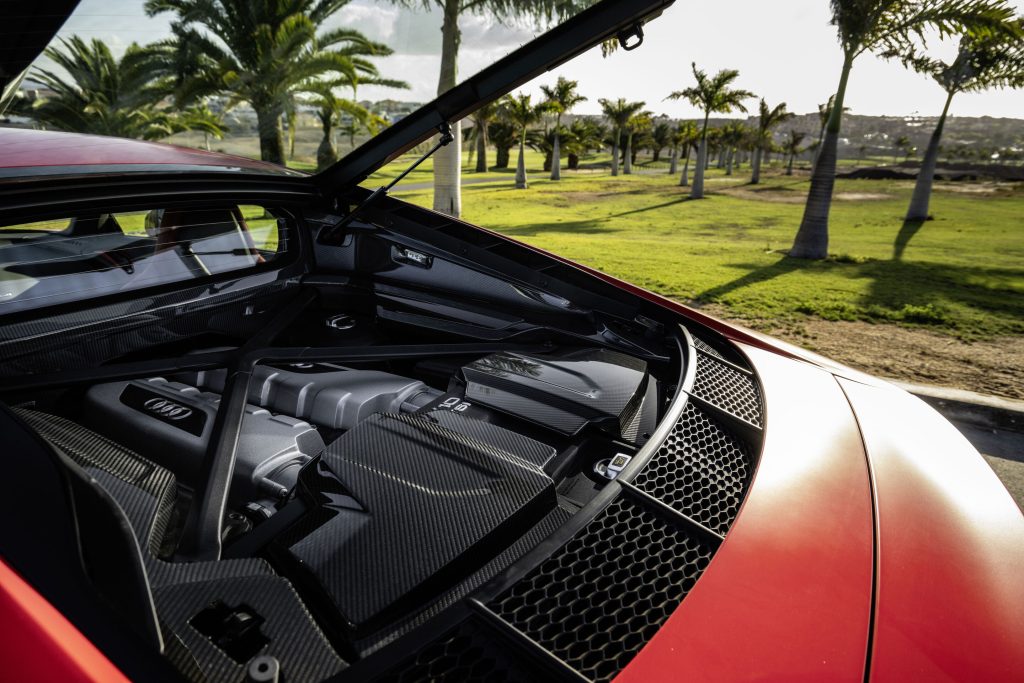 Audi R8 Coupé V10 performance RWD (until 2024) - Engine compartment